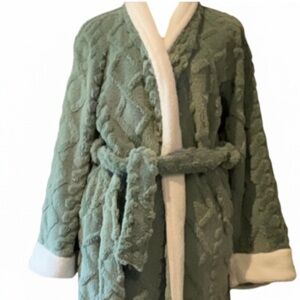 VINTAGE INSPIRED ROBE. SUPER SOFT & WARM. SIZE LARGE. LIGHT GREEN. LIKE NEW